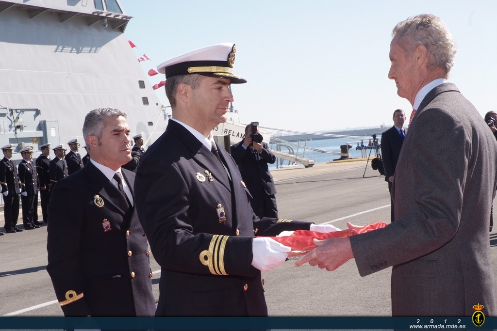 El ministro entrega la bandera al comandante del buque